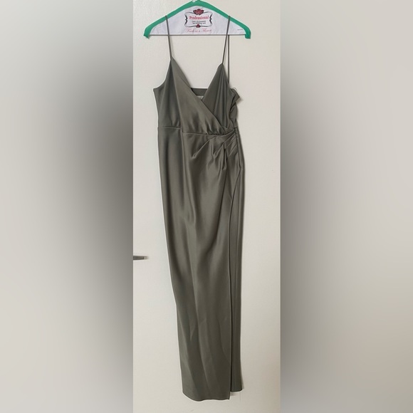 SACHIN & BABI Crepe Gown in Sage, Size 8 - Picture 1 of 4
